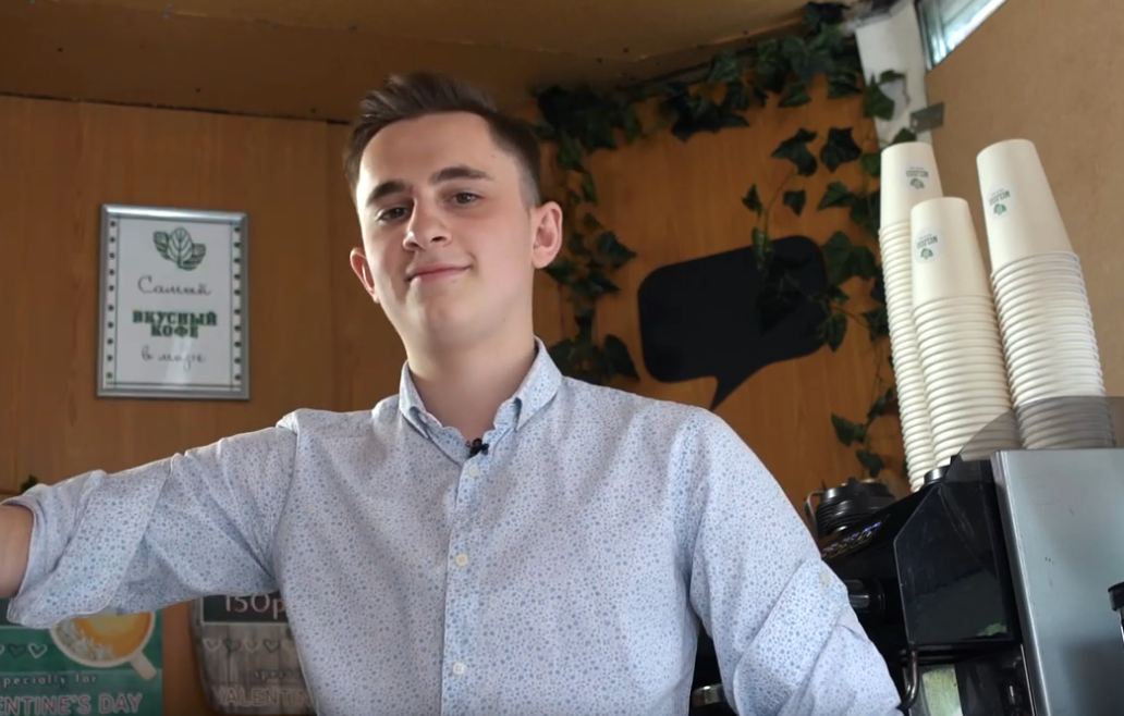 Михаил Данилин в 16 лет открыл школьную кофейню. Скриншот из видео, используется и распространяется бесплатно по лицензии https://www.youtube.com/t/terms 