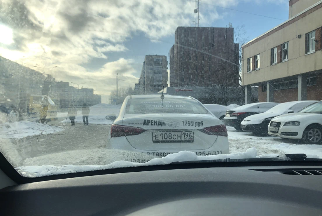 На самом деле аренда стоит от полутора тысяч рублей в день, а таксисты проводят на линии по 16 часов. Такси это не про легкие деньги.