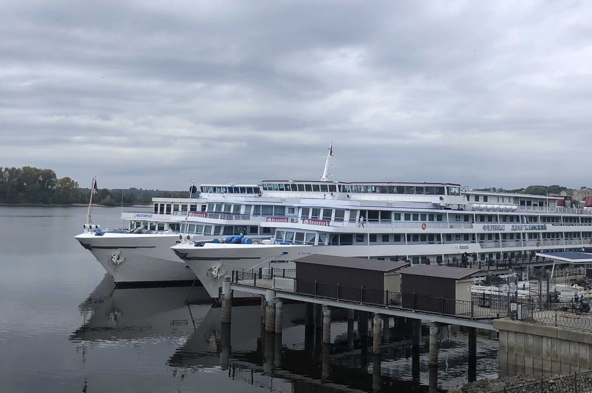 Пришвартованные круизные корабли в Угличе