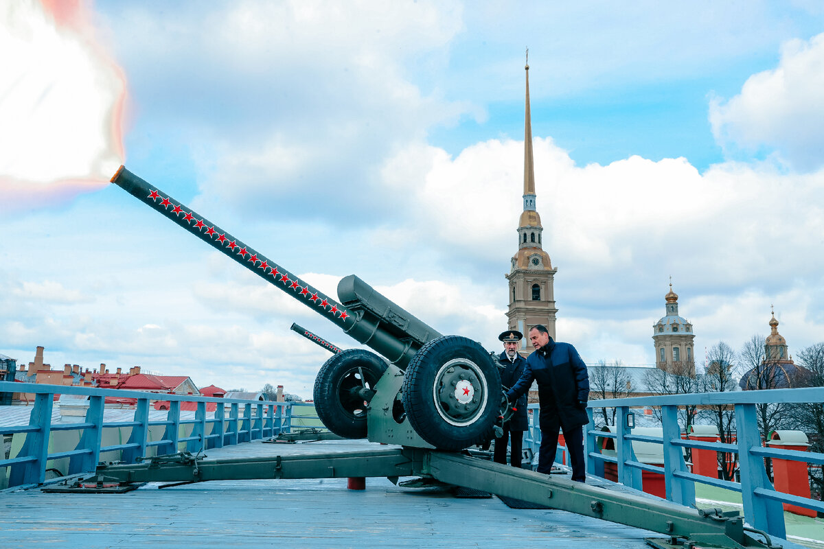 Премьер-министр Белоруссии ; Роман Головченко совершает традиционный полуденный выстрел