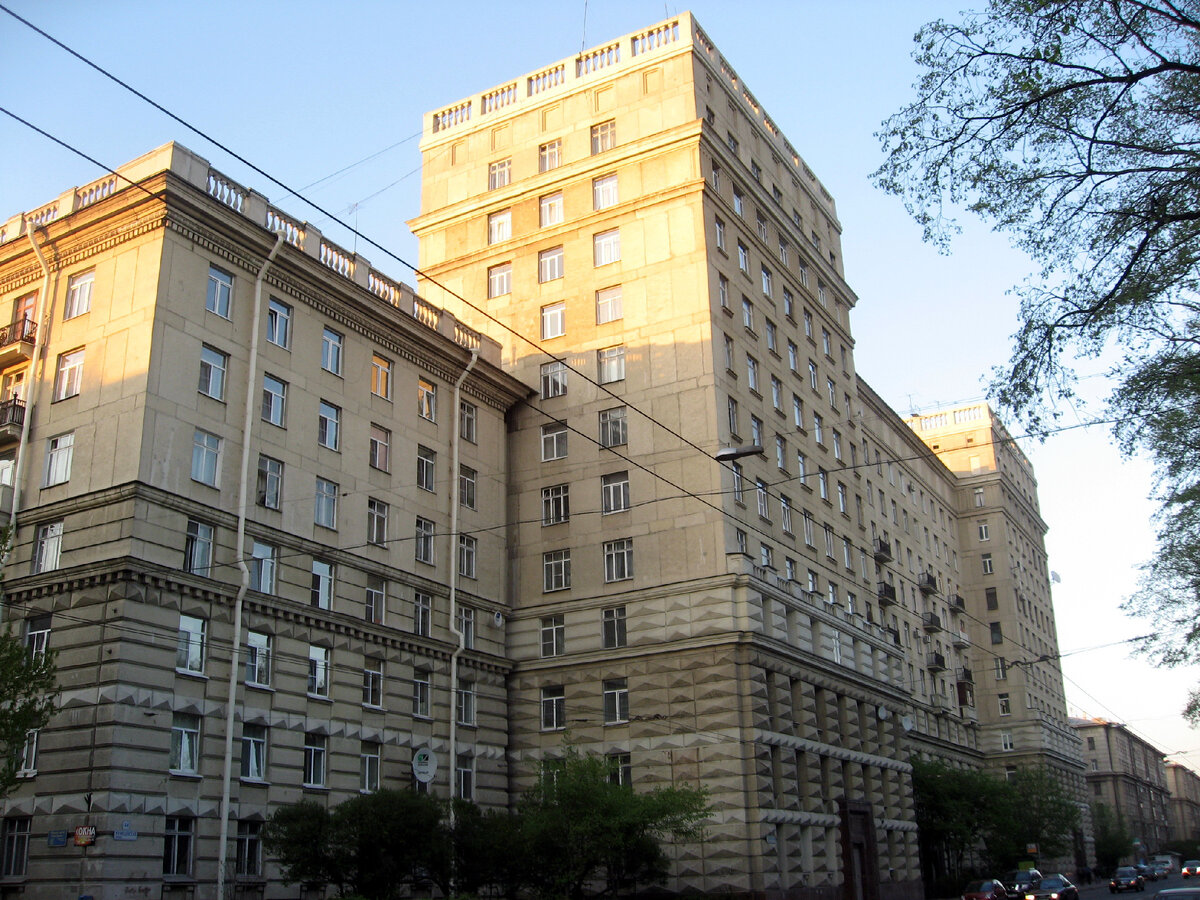 Пример номенклатурного дома. Питер. Автор: Dezidor - Сфотографировано загрузившим, WIKIPEDIA