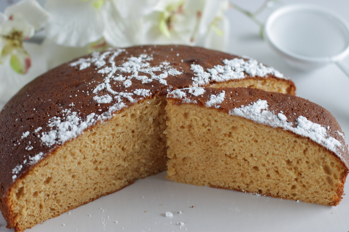 Сладкий бисквит со сгущенкой, маслом и яйцами