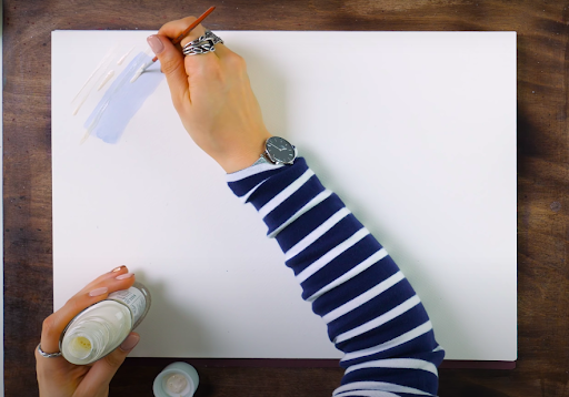 Наносим резервирующую жидкость на тонированный участок бумаги.