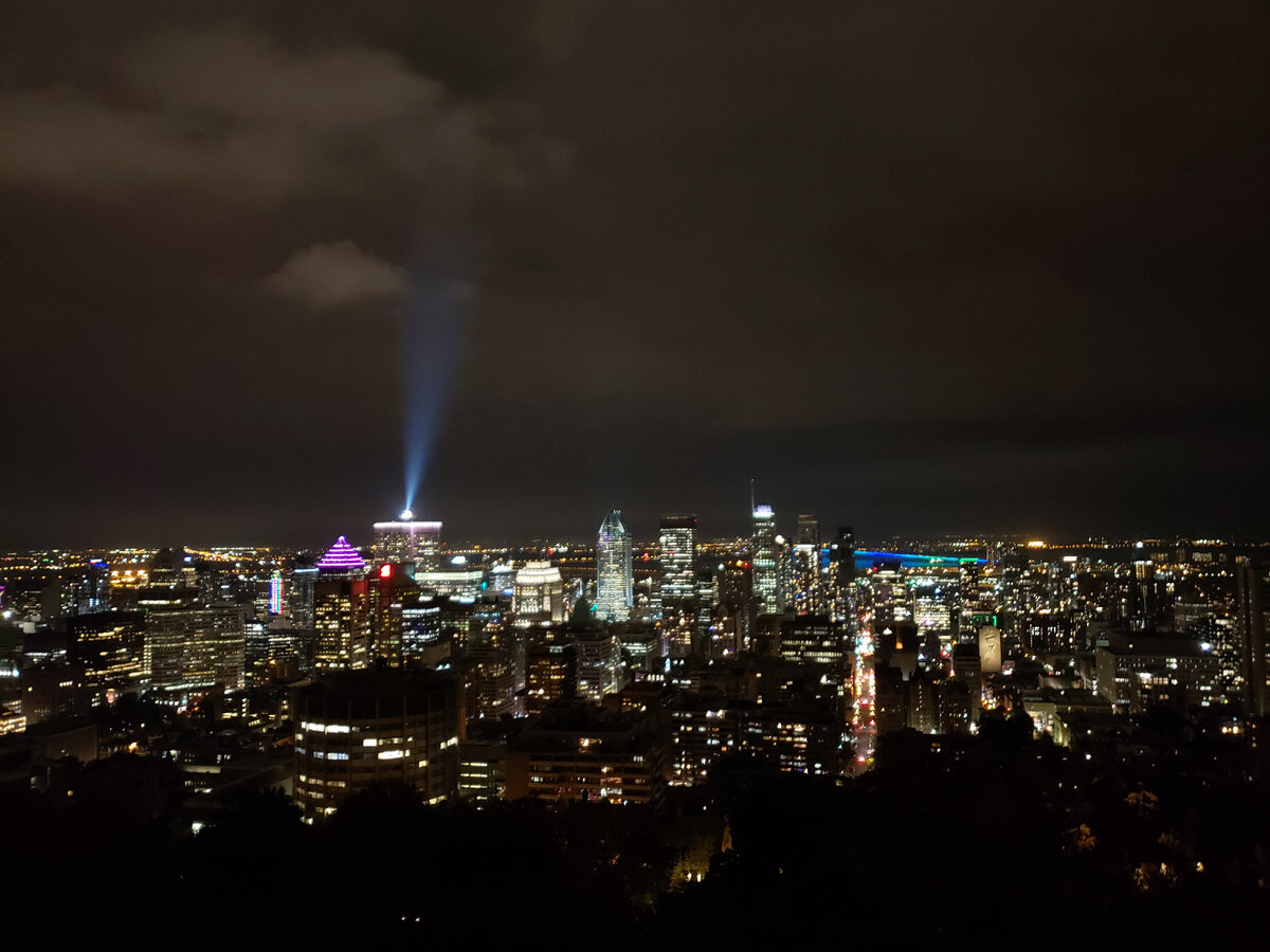 Вид на центр города с горы Mont-Royal.