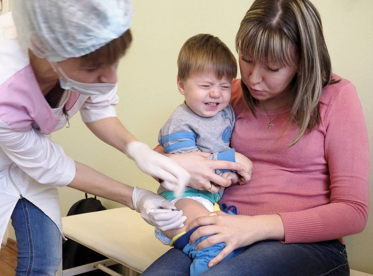 Детям делают уколы и они плачут. Вакцинация детей. Прививка детям. Прививки в ягодицу детям. Уколы детям в школе.