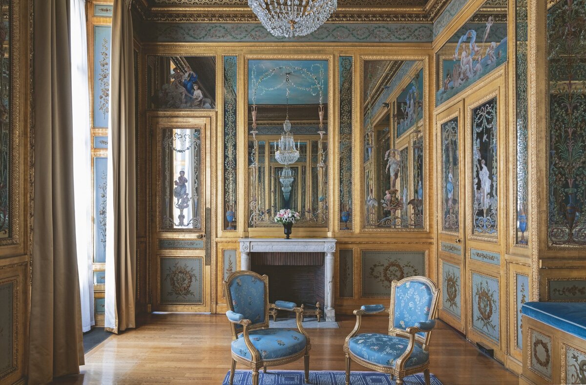 В Елисейском дворце в частной квартире принцессы Евгении находится то, что сегодня известно как Зеркальная комната. Когда принцесса использовала это помещение как свою ванную комнату, она наняла Жана-Луи Годона, чтобы он украсил ее с роскошью. Фото: Ambroise Tézenas