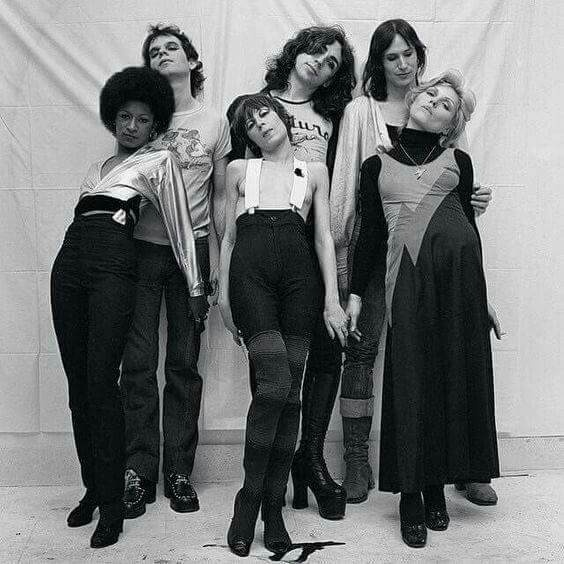 Группа The Stillettos, Дебби Харри справа внизу. Крис Стейн, по-моему, посередине во втором ряду. В шикарных ботфортах