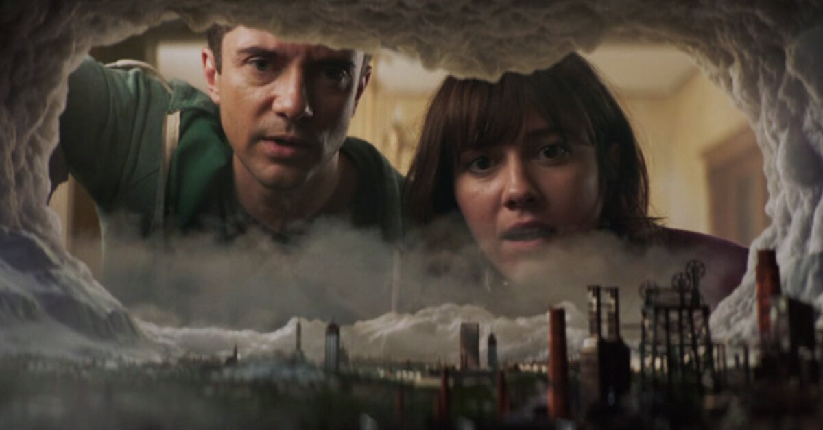 Загляну в холодильник, не появилось ли чего... Чего? Кадр из сериала "Любовь, смерть и роботы". Серия "Ледниковый период".