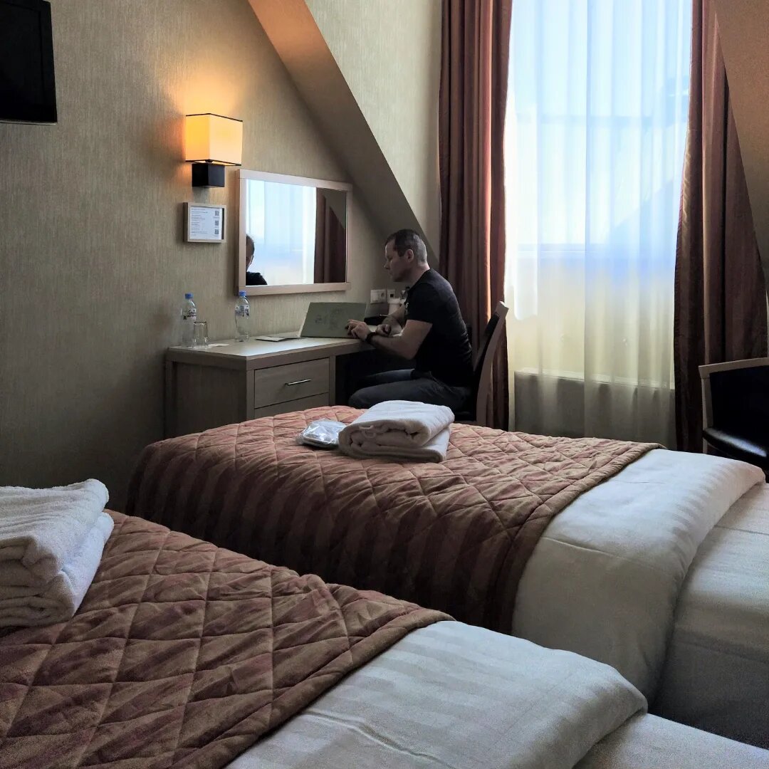 Наконец-то дошли руки написать свои впечатления от прошедших выходных. Я и несколько наших консультантов по питанию были на очень важном семинаре в чудесном отеле  "New Petergof" 4*. Отдыхали, учились, делились опытом, тренировались (спорт, СПА), зажигали на вечеринке, в общем, полный набор!И знаете, что самое важное? Было почти 100 человек! Яркие, позитивные, любознательные. С нами ездили и партнёры и гости, участники марафона стройности, родственники участников)) Например, мужа взять с собой, чтобы увидел, как тут всё происходит и что стоит за стройностью его жены)) Были и те, кто снижает вес или корректирует состав тела, и те, кто рассмотрел для себя дополнительные финансовые возможности Гербалайф и стремится в короткие сроки освоить новую профессию.Это уникальное, сильное мероприятие,  где можно услышать,  увидеть (пощупать))) ну или хоть сфотографироваться с новыми людьми - в буквальном смысле! Ведь минус 20-30-50кг делают человека новым! Понять принципы ведения бизнеса и поверить в свои силы!Зачем я так подробно всё написал? Приглашаю! Заранее)) Чтобы уже планировали 2-3 июля поехать с нами! На том же месте, в тот же час)) Лето, фонтаны Петергофа, прекрасный отель, красивые люди...и вы!#путешествуемсИгорем #семинар #обучение #петергоф #саморазвитие #бизнес 