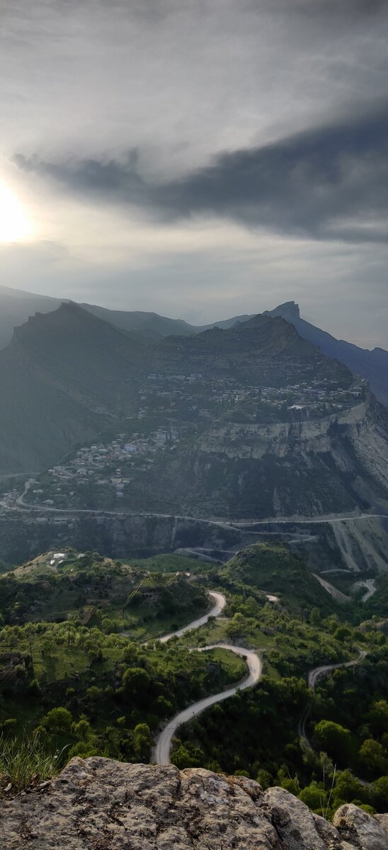 Серпантин дорог, высота, плато и вершины гор, за которые садилось солнце, аул Гуниб, Гунибская крепость Имама Шамиля- место силы, старинный аварский аул, где с 1859 года началась новая эпоха 