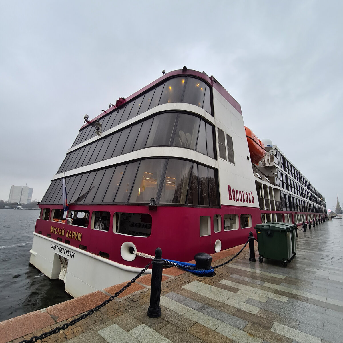 Теплоход Мустай Карим