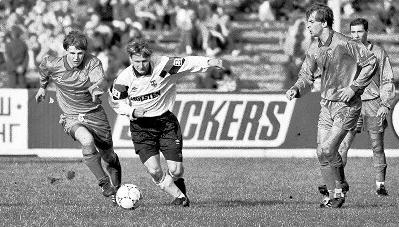 Финал Кубка России 1993 года. С мячом торпедовец Сергей Чумаченко