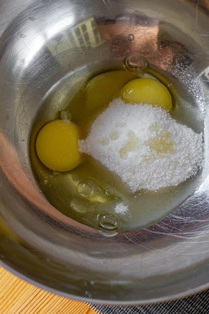 Смешиваем ингредиенты: яйцо, сахар, ванильный экстракт, растопленное сливочное масло.