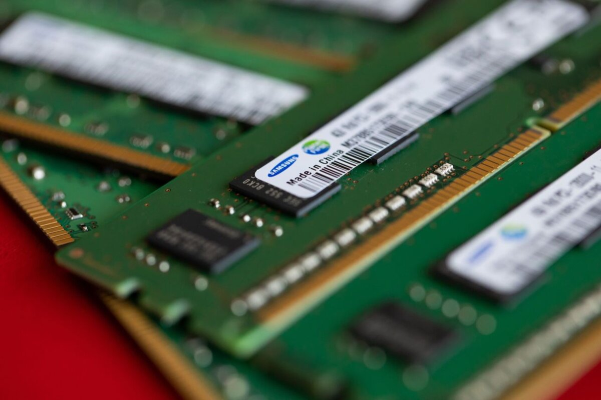 Чип-модули памяти Samsung Electronics. Samsung производит 40 процентов своих чипов NAND в Китае (Блумберг)