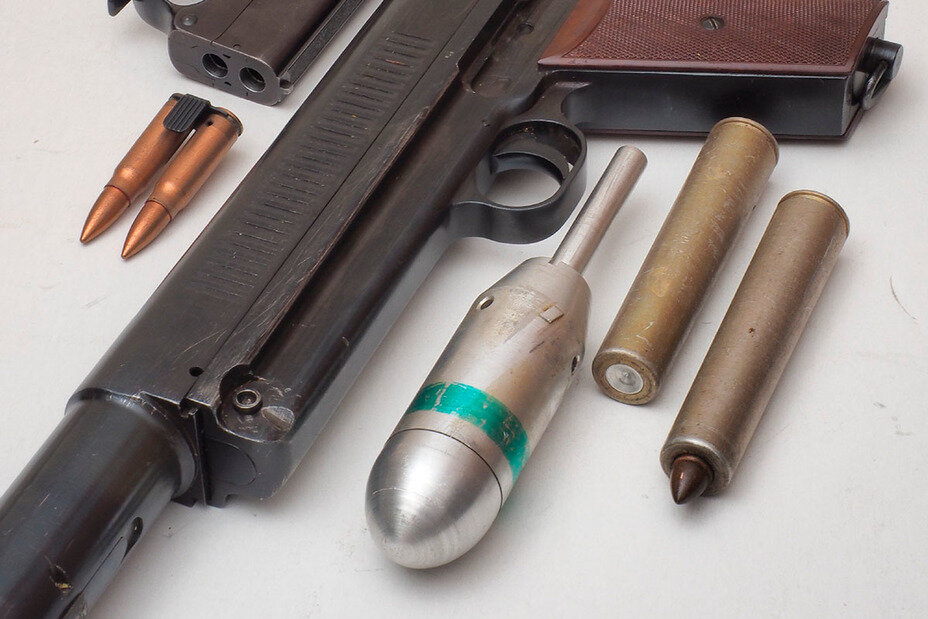 Пистолет «Буря», патроны «Фаланга» и «Мундштук», мина «Ящерица» в сравнении с пистолетом МСП и патронами СП-3 (крайние слева)
kalashnikov.ru