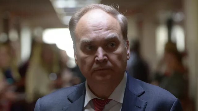 Очередные санкции США против России еще сильнее расшатывают глобальные рынки, и без того страдающие от нарушений логистики, заявил российский посол в Вашингтоне Анатолий Антонов. Во вторник США расширили санкции в отношении России, включив в ограничительный список 13 физических и более 30 юридических лиц."Раскрученная Вашингтоном "санкционная машина" продолжает "штамповать" ограничения против отечественного бизнеса в попытке вытеснить Россию с мировых рынков. Занять освободившиеся позиции за счет банального шантажа, а не справедливой конкуренции", - говорится в ответе Антонова на вопрос СМИ, опубликованном российским посольством.Глава дипмиссии отметил, что подобное "усердие" Вашингтона "дополнительно расшатывает глобальные рынки, и без того страдающие от значительных нарушений цепочек поставок". Такая ситуация влечет за собой дальнейший рост цен и трудности с получением продукции. "Наибольший ущерб будет нанесен развивающимся странам", - констатировал посол. При этом он заверил, что "изолировать Россию не получится, как бы ни старались наши оппоненты".
С началом российской спецоперации по демилитаризации и денацификации Украины Запад усилил санкционное давление на Москву. Многие страны объявили о заморозке российских активов, стали громче звучать призывы отказаться от энергоносителей из России. Эти меры обернулись проблемами для Европы и США, спровоцировав рост цен на продукты питания и топливо.
В Кремле эти меры назвали экономической войной. Как отмечал президент Владимир Путин, санкции нанесли серьезный удар по всей мировой экономике, а основная цель Запада — ухудшить жизнь миллионов людей.