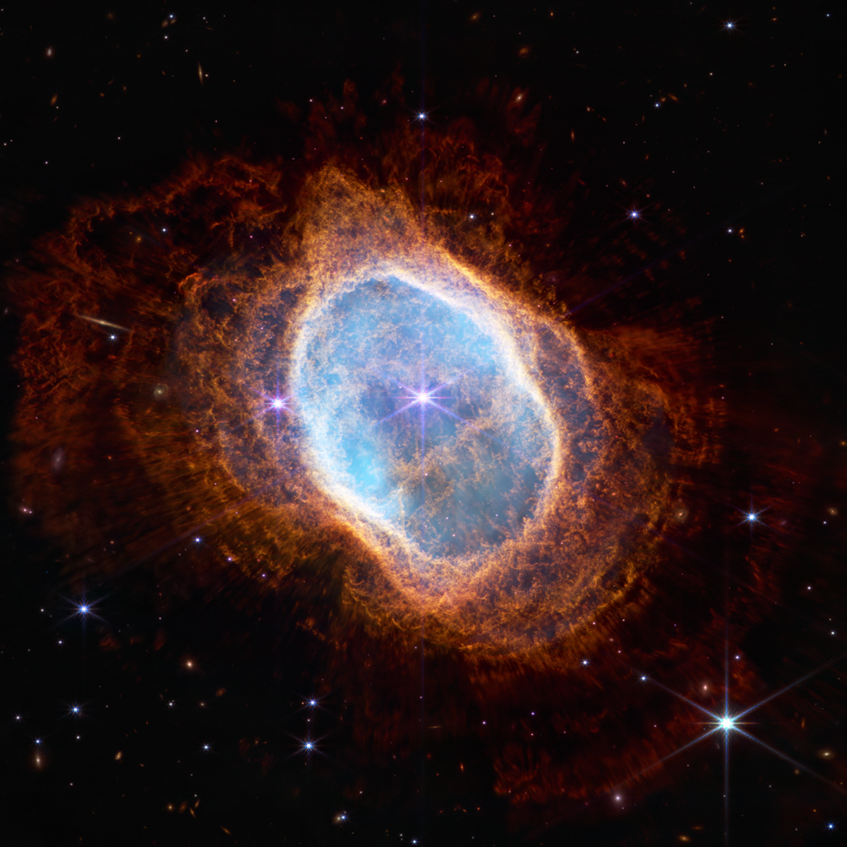Southern Ring nebula. It’s a planetary nebula in our own Milky Way galaxy, 2,000 light years away. Despite its name, a planetary nebula does not have any planets. Туманность Южное Кольцо. Это планетарная туманность в нашей собственной галактике Млечный Путь, удаленной от нас на 2 000 световых лет. Несмотря на свое название, планетарная туманность не имеет планет. Фото сделано при помощи The James Webb Space Telescope.