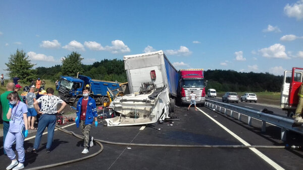 Последствия ДТП с грузовыми автомобилями и погрузчиком в Липецкой области. Фото © VK / УМВД России по Липецкой области