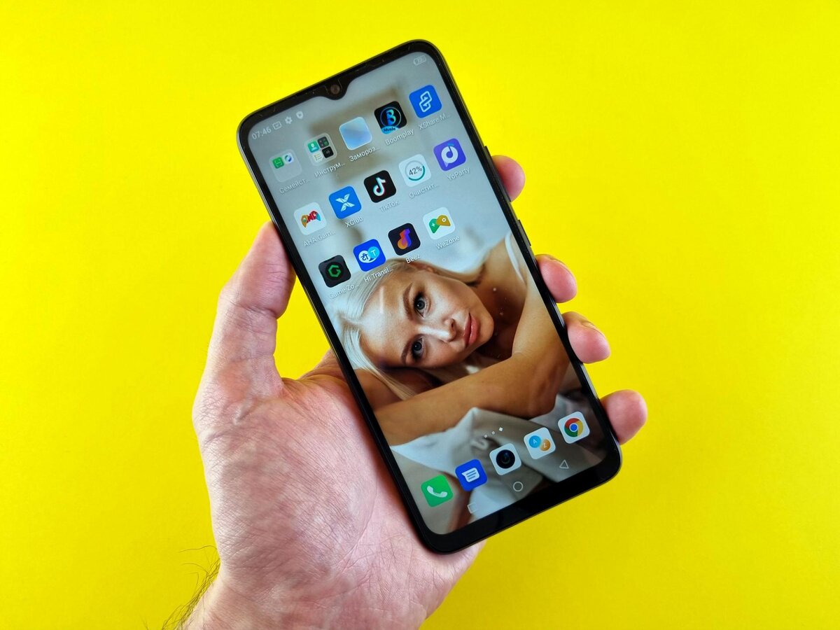 Смартфон теста. Infinix 12i. Смартфон в руке. Фотокамера смартфона. Новые технологии в мире техники