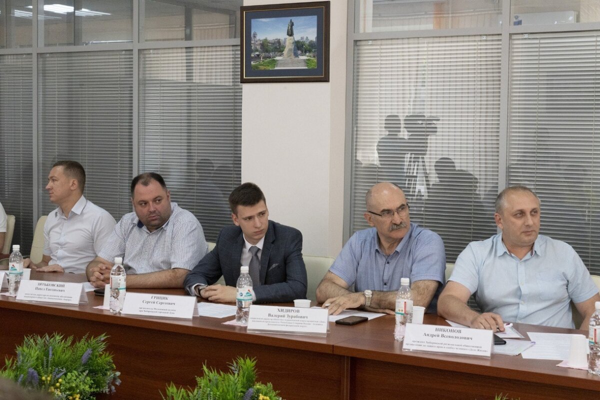 Заседание общественной палаты г. Хабаровска, А. Никонов справа. Фото пресс-службы администрации г. Хабаровска.