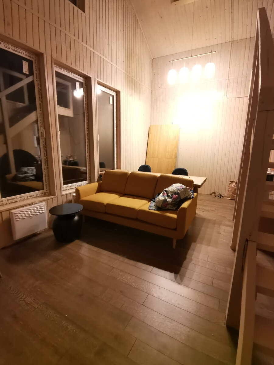 Сначала функцию кухни выполнял большой стол, на нем шинковали, готовили. Посуду мыли в ванной. 