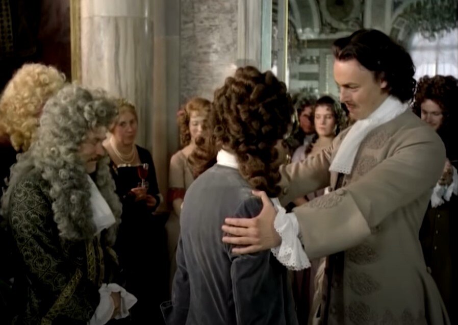 Кадр из х/ф "В начале славных дел". 2-я серия, 1980 г. Слева - купец Иван Бровкин в седом парике, Петра I не надо представлять. Юноша, чьи плечи стискивает царь, - Артамон.