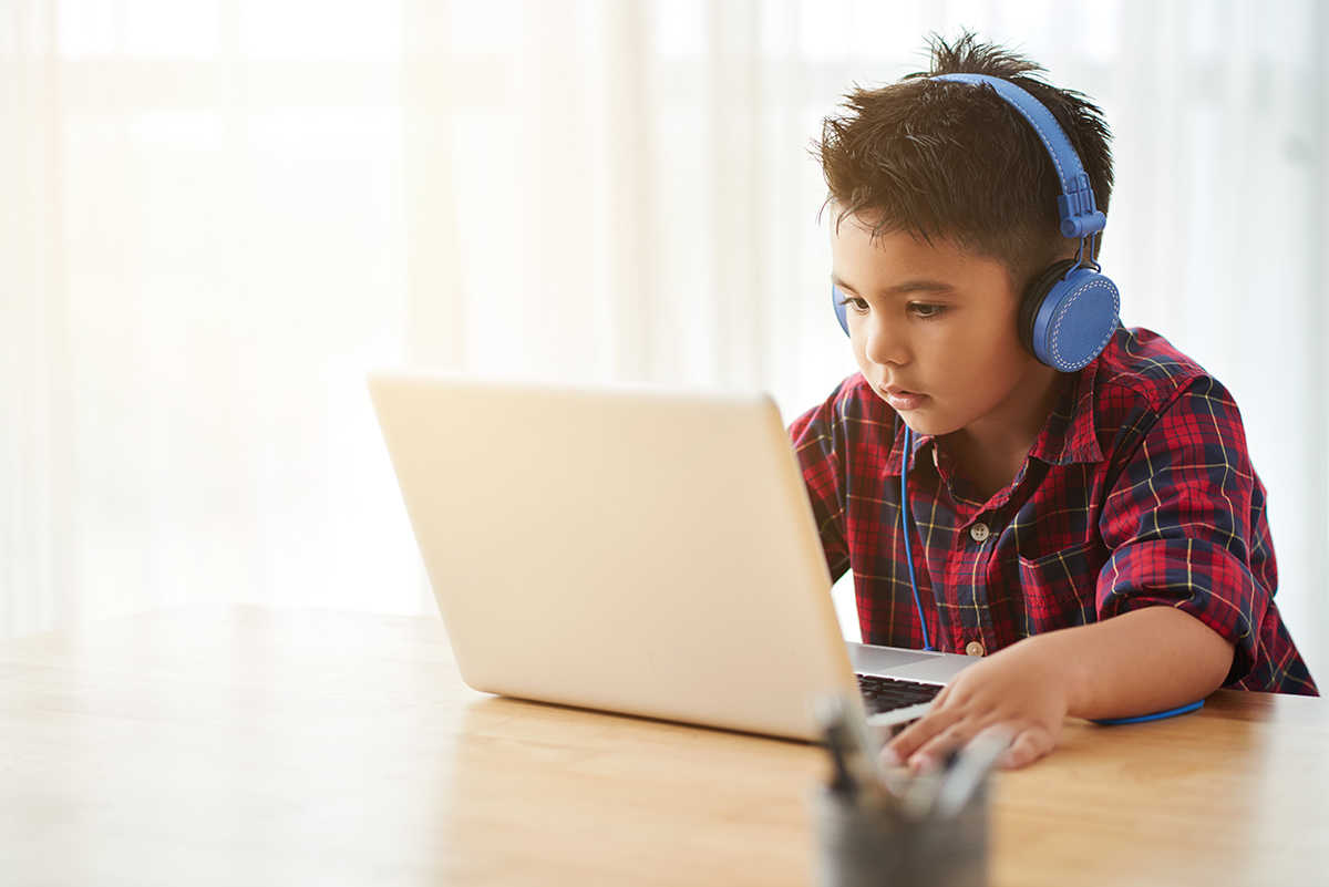 Kinder am computer. Подросток и компьютер. Ребенок за компьютером. Подросток за компьютером. Компьютерная зависимость у детей.