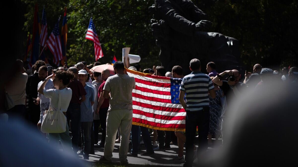    Участники акции протеста у здания Театра оперы и балета имени А.А. Спендиаряна в Ереване© Sputnik