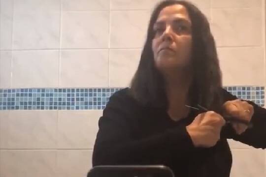    В Иране женщины массово протестуют и стригут волосы после смерти девушки, задержанной полицией нравов из-за хиджаба