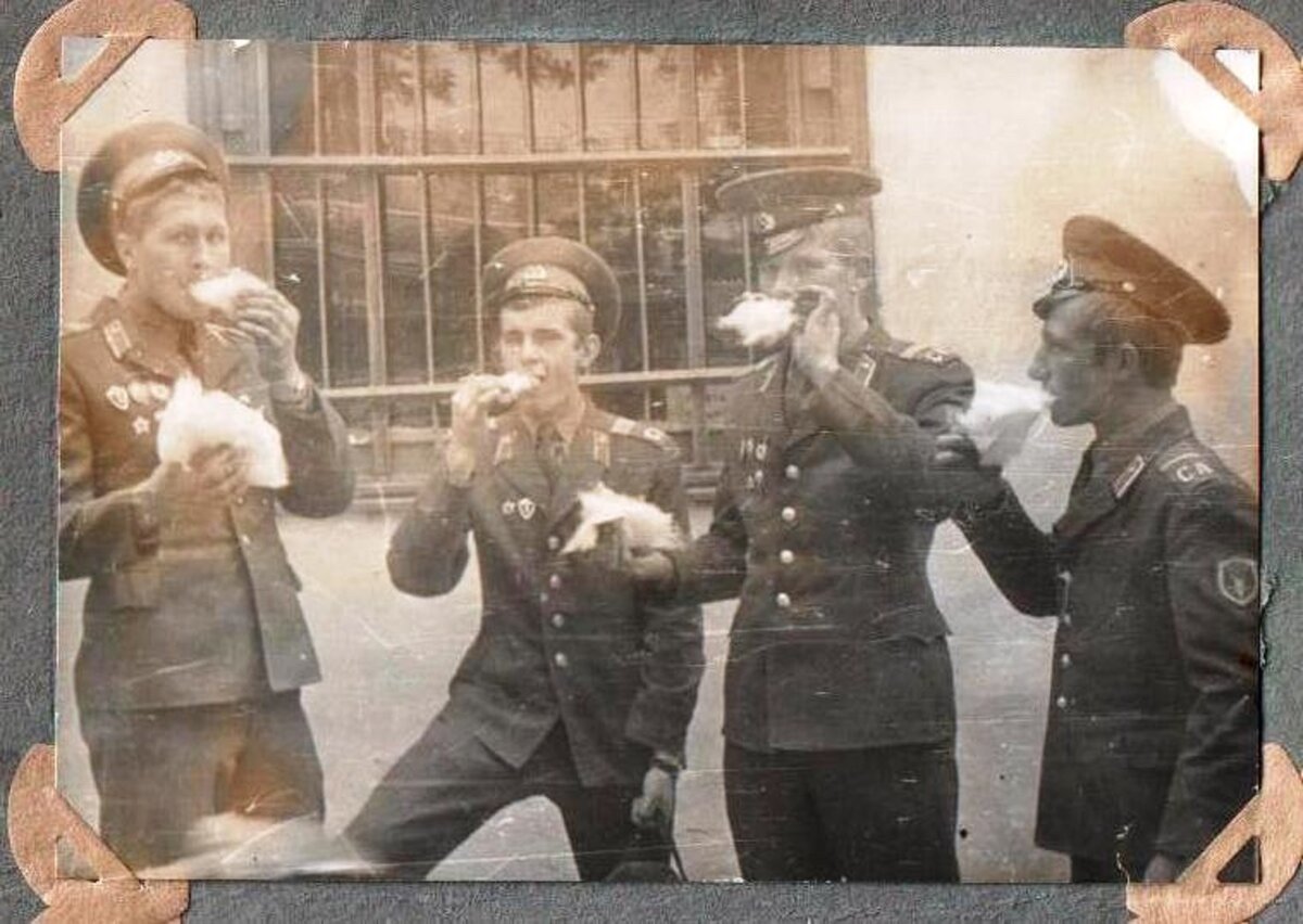 И пошла служба. Сержанты в увольнении.