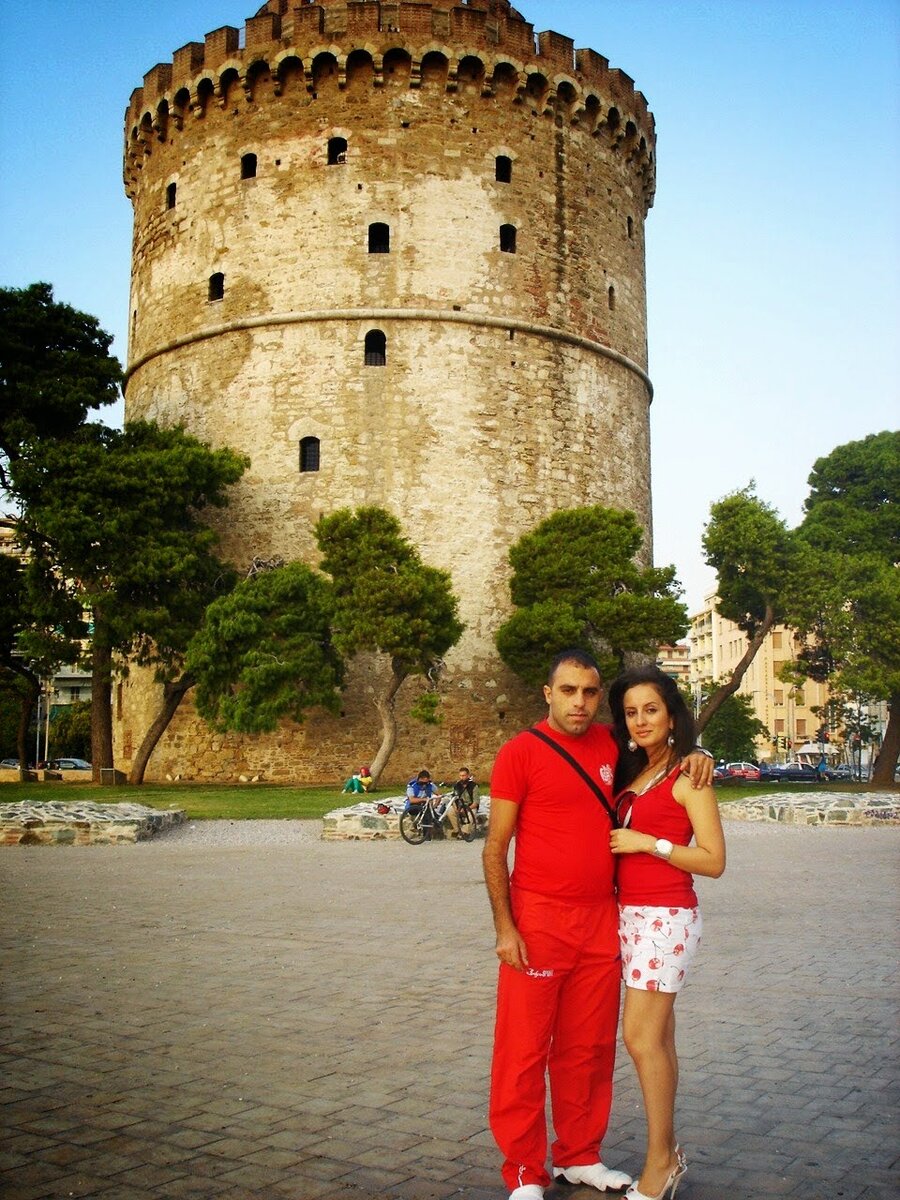 О том, что расстояние – не помеха для настоящей любви 
Случаются дни, когда не хватает объятий любимого, потому что он далеко – в другой стране. Когда слов в сообщениях мало, когда хочется здесь и сейчас. И как же тоскливо ощущать, что это невозможно, что между вами – тысячи километров. Расстояние кажется бесконечным. Когда-то подобное чувство одолевало и меня.
Мы были знакомы со школьного возраста, общались всю юность и потерялись на долгие годы, пока в наших жизнях не появились Одноклассники
Это были приятные дружеские переписки без ожиданий на большее.
И спустя несколько недель общения 24/7 мы точно поняли, что это нечто большее, чем просто дружба. 
Но есть одно НО…я  в Петербурге он в Салониках.  Он живет там пока  нелегально, выехать не может, мне греки отказывают в визе, а фины дают визу на 3-4 дня…Так и остались жить с ним 4 года в Skype 24/7…пока я не добилась визы в 10 дней. 
Билеты куплены, лечу в Салоники. Он не долго думая делает мне предложение в день приезда, я недолго думаю дают ответ-да)
Но опять то самое НО. Он не может приехать в Петербург, меня что-то останавливает от переезда, не вижу там себя… как  же  без родителей и сестры, как же без работы, языка не знаю и сто тысяч вопросов в голове. Уезжаю с кольцом на пальце 
Проходит год, вопросы с документы практически решились, через месяц получит паспорт европейца, настает момент принятия решения… собираю вещи и уезжаю к любимому.
И вот тут начинаются мои новые, греческие будни!
