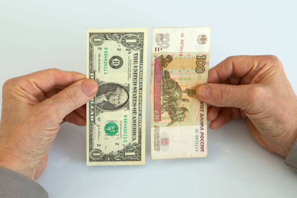 3 доллара в рублях 2024. Доллары в рубли. Доллар (валюта). Рубль укрепляется. Доллар фото.