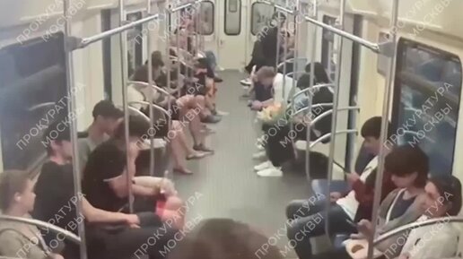 Подглядывание под юбку в метро онлайн видео