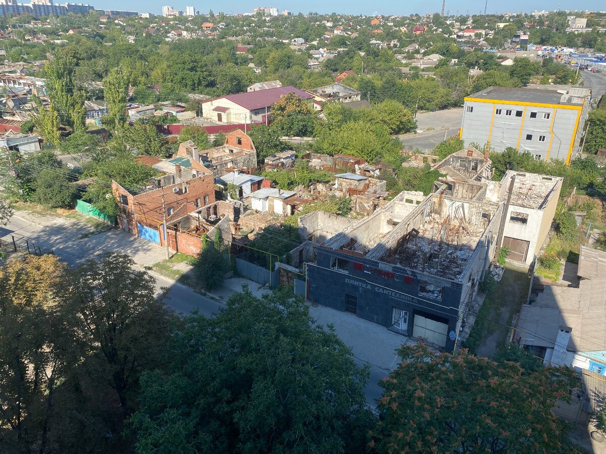 Типичный вид из окна на съемной квартире в Мариуполе