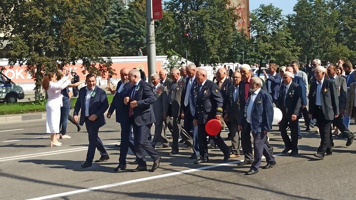 Парад возглавили Сергей Цивилев, Сергей Неверов и Сергей Кузнецов. Фото: Царьград