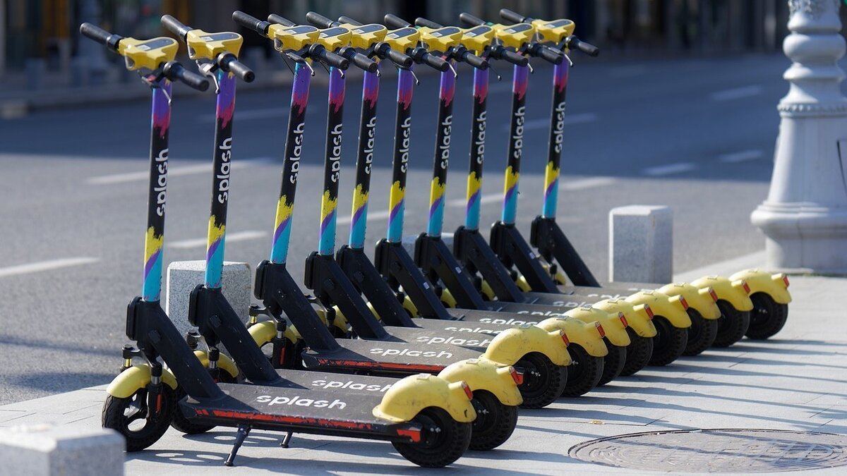    Компании, занимавшиеся арендой электрических самокатов, должны будут убрать свои транспортные средства с парижских улиц к концу августа.