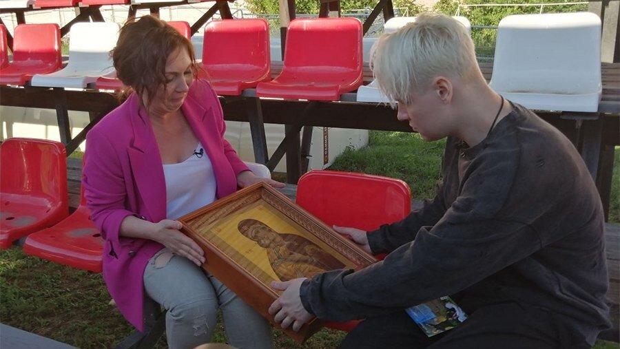 Светлана Шевченко вручает подарок от поклонницы Светланы Большаковой