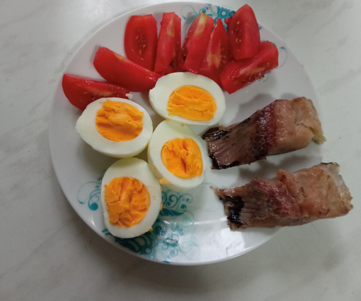 Завтрак  селедка малосольная-55гр., яйцо отварное-82гр., помидор свежий-72гр. К-264,95      Б-21,9        Ж-18,12        У-3,68.