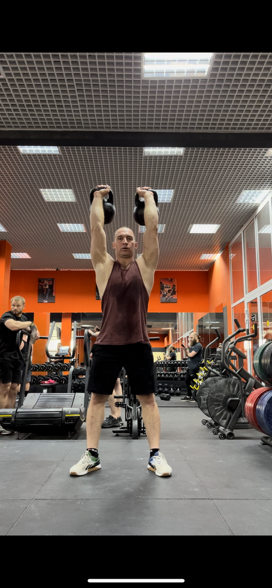 Удержание гирь 32/32 кг над головой. 