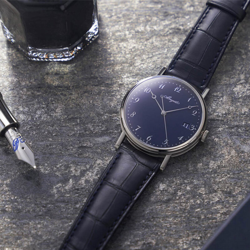 Часы Breguet Classique в 38 мм корпусе из белого золота с указателем даты