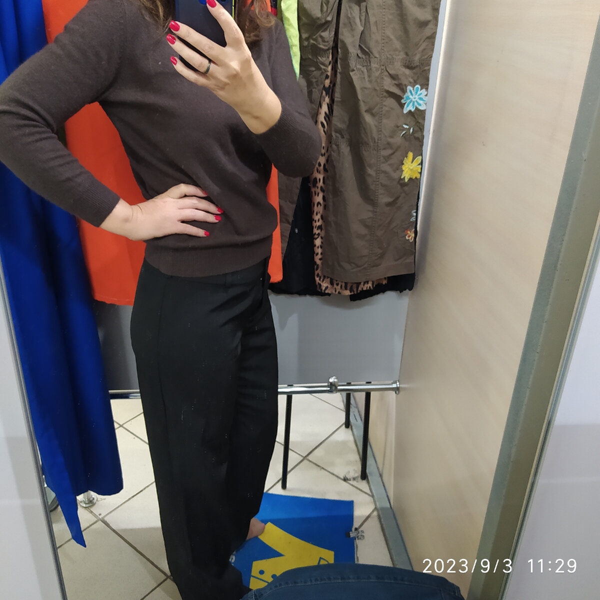 Чёрные брюки👍 Классика.👍. Не узкие👌. С идеальной посадкой.🔥 Но чуть длинноватые 🙃и со сломанной молнией😔, а ещё - из синтетических тканей😒. 