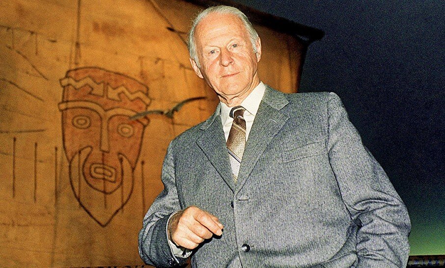 Тур Хейердал в музее в Осло на фоне макета плота "Кон-тики"   (здесь и дальше изображения из открытых источников)Норвежский исследователь Тур Хейердал считал, что варяги сами являются потомками славян.