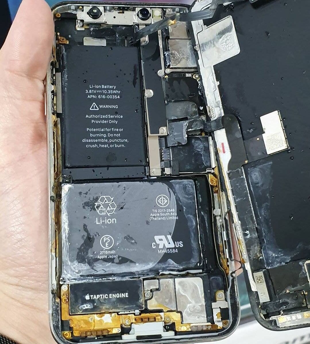 iPhone Xs Max со слов клиента: "я его неделю назад утопил, спустя неделю он выключился, но ведь работал же"