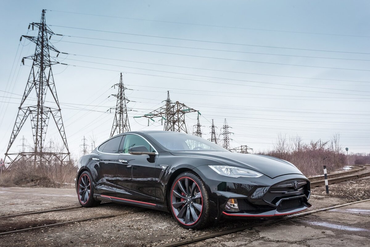 Tesla Model S 2021 года, электрический седан премиум-класса с предполагаемым запасом хода 412 миль.