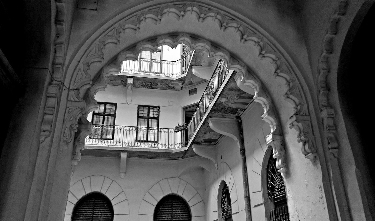 Дом на площади святого Иштвана, слева от Базилики, откровенен до неприличия: его хозяину, пештскому купцу Ференцу Пихлеру, хотелось жить в венецианском дворце, и мечта его была исполнена. Ну, почти.