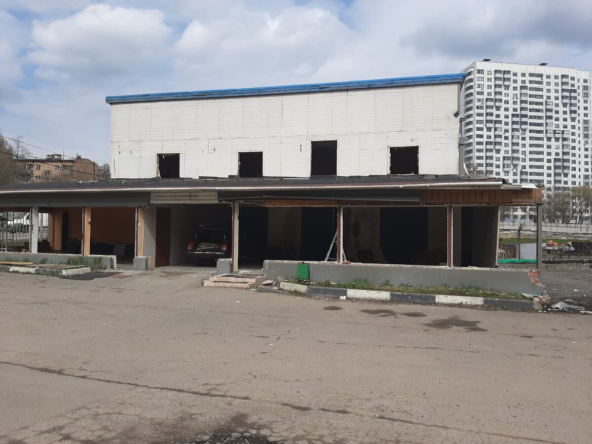 Старое здание, которое сносится >