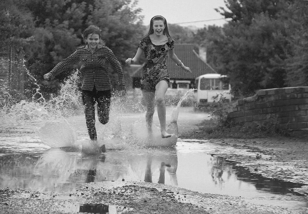 Прогулки по воде бой. Босиком по лужам. Дети бегают по лужам. Бегать по лужам. Девушка бежит под дождем.