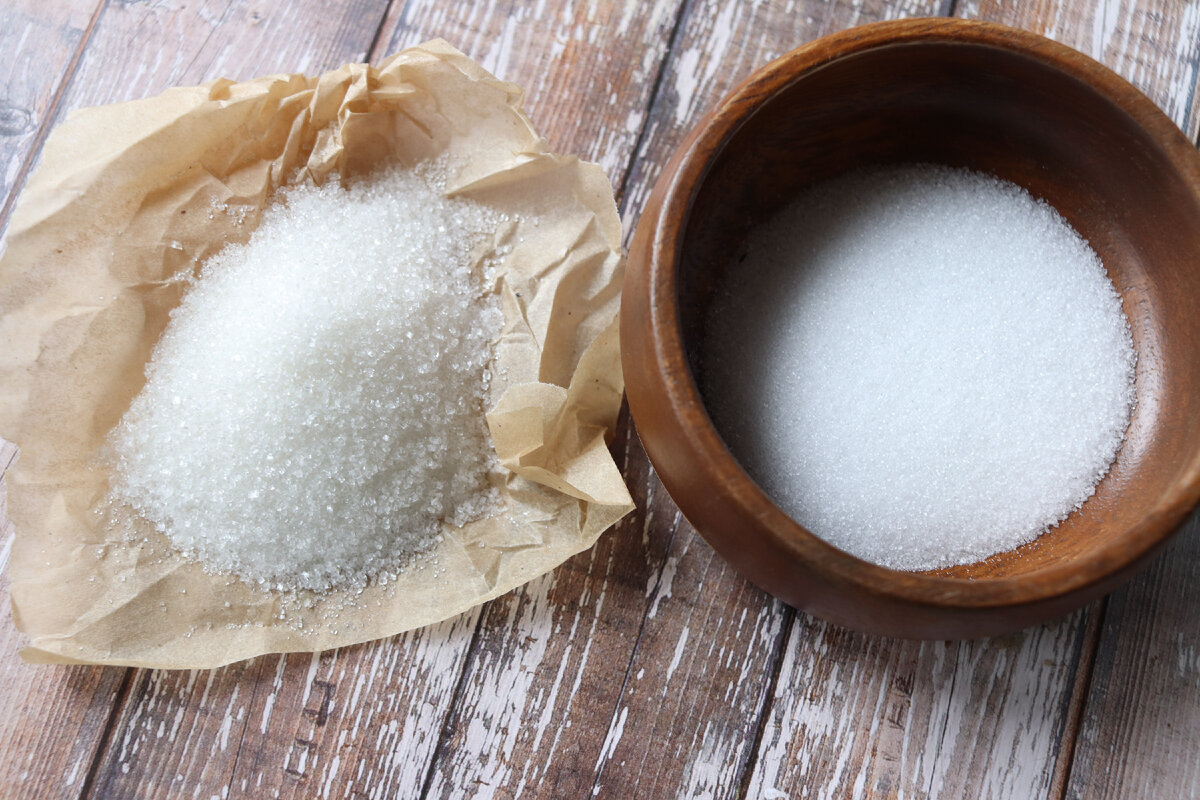 Слева - сахар, справа - эритрит. Фото: teateachay.ru