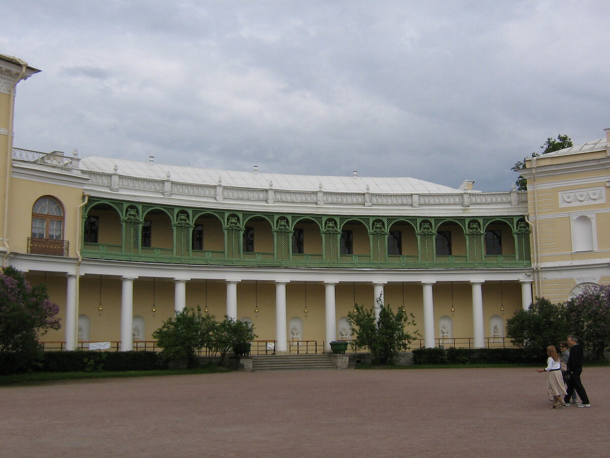 Во дворе дворца