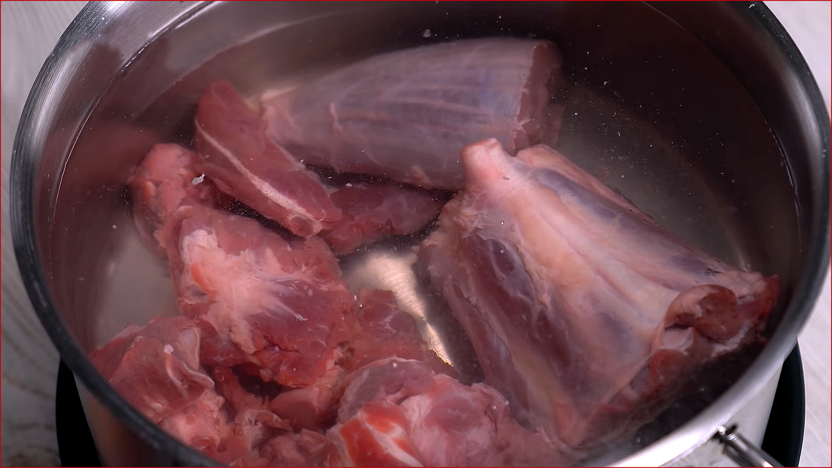 Поставить варить мясо.